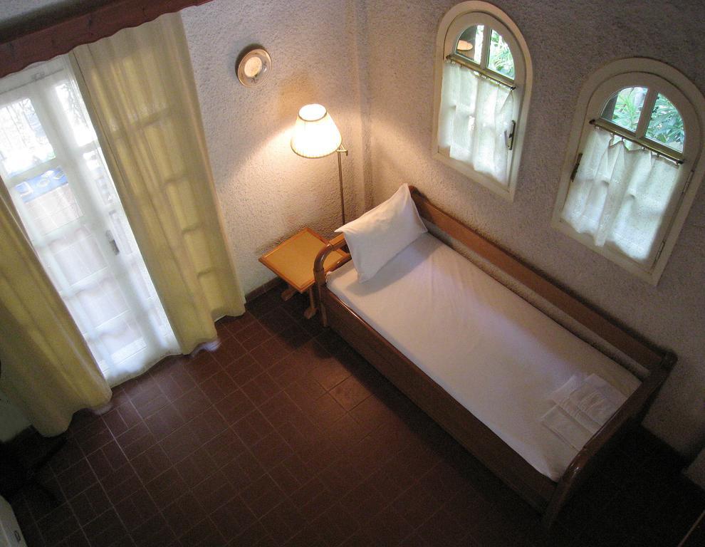 Taygete Studios Sztúpa Kültér fotó